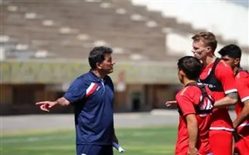 بازی دوستانه به جای نرمش صبحگاهی در تراکتور!