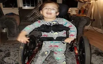 هیجان پسربچه ۴ ساله از اولین تجربه راه رفتنش