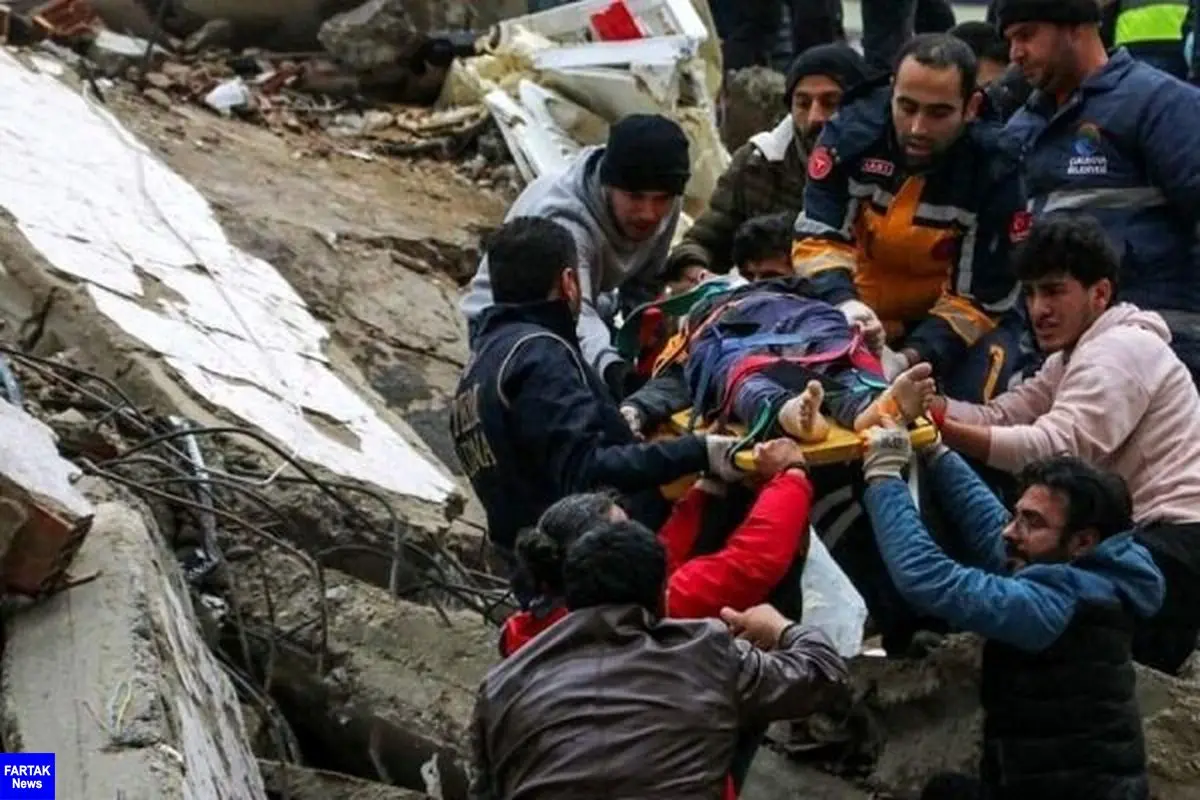 ایرانی ها ۳ ترکیه ای را از زیر آوار نجات دادند | بیرون کشیدن ۱۰ نفر از آوار