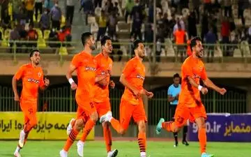 مسی‌ها و نفتی‌ها دست پٌر به رختکن رفتند