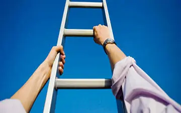 با این نردبان می‌توانید به راحتی از سقف‌های شیب‌دار بالا روید + فیلم 