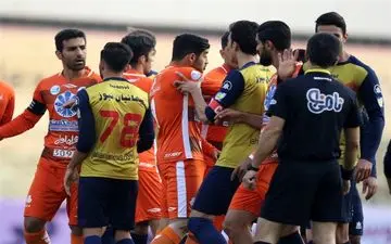 اعتصاب بازیکنان نفت تهران در مشهد 