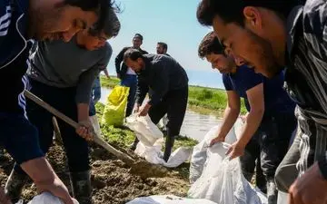 تصاویری از حال و هوای ناب داوطلبان خدمت به سیل زدگان