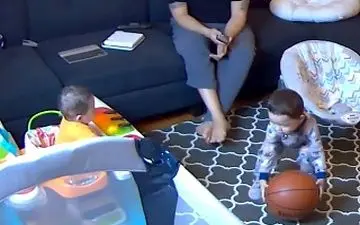 روش جالب کودک خردسال برای ساکت کردن برادر کوچکش +فیلم 