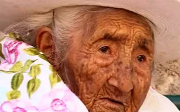 پیرزن 118 ساله‌ای که گیتار می‌نوازد + فیلم 