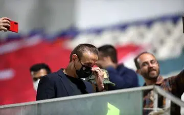 یحیی گل محمدی روی سکوها با افراد ناشناس درگیر شد