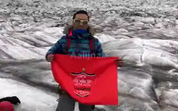 یک پرسپولیسی با پرچم قرمز در قطب شمال