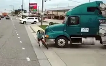 کشنده تریلی مرد دوچرخه سوار را نقش بر زمین کرد+فیلم