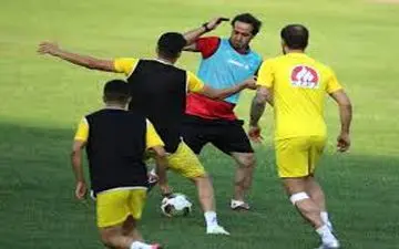  علی کریمی17 آذر پا به توپ می‌شود