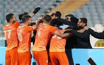 استقلال باز هم در نیمه دوم گل خورد