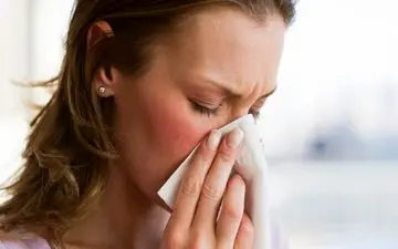 آیا می‌دانید چرا عطسه کردن باعث درد چشم می‌شود؟ + ویدئو