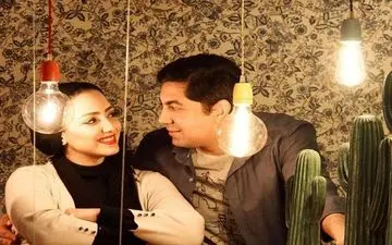 ژست عاشقانه شقایق جعفری جوزانی در یک کافه گالری (عکس)