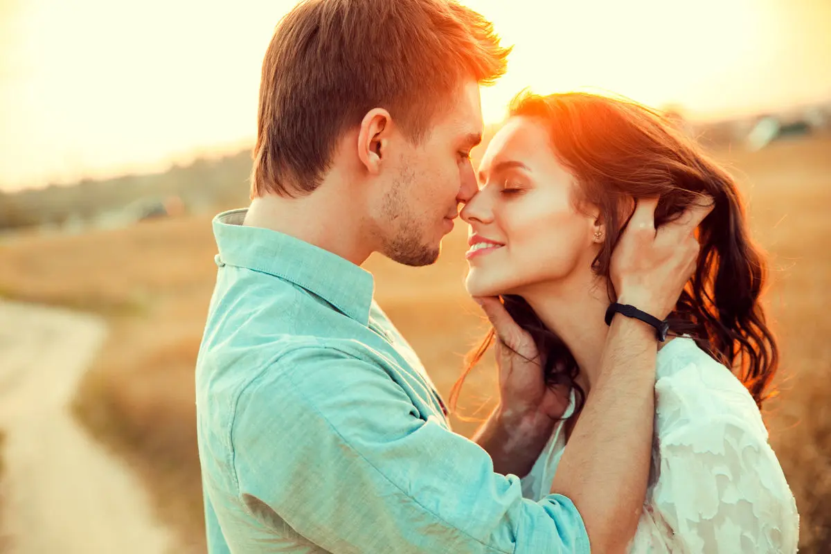 بوسیدن در رابطه زناشویی| تاثیرات مخفی بوسه که شاید ندانید