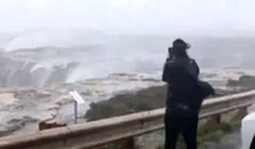 برعکس شدن جریان آبشار بر اثر طوفان و باد شدید!