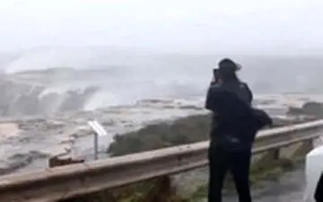 برعکس شدن جریان آبشار بر اثر طوفان و باد شدید!