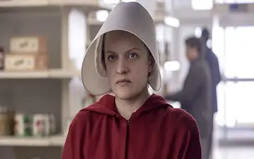 ظاهری متفاوت از بازیگر «سرگذشت ندیمه»؛ الیزابت ماس همه نگاه‌ها را به خود جلب کرد