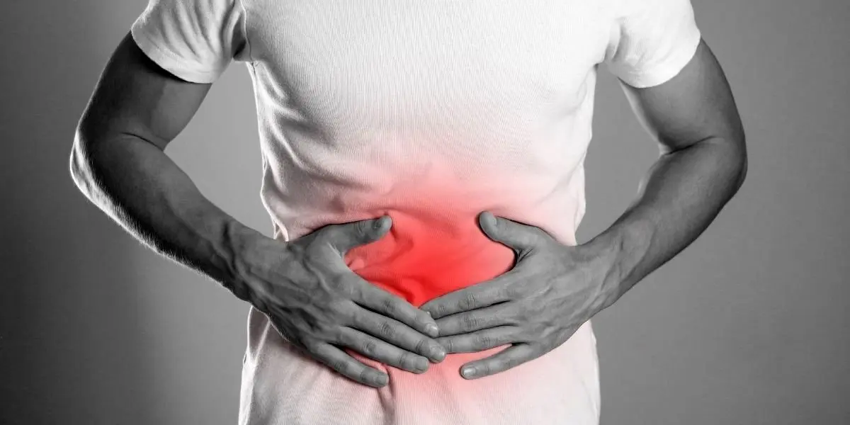 علت درد وسط شکم، نشانه ها و درمان آن