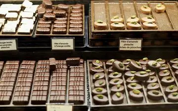 واردات بی‌رویه شیرینی و شکلات تولید ملی را نابود کرده/قانون منع ورود کالای لوکس به مجلس می‌رود