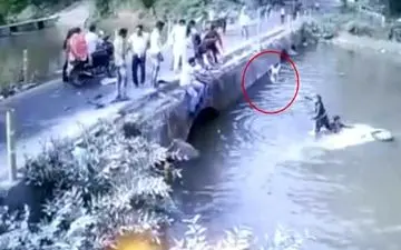 اقدام فداکارانه پدر جوان پس از سقوط خودرو به داخل رودخانه