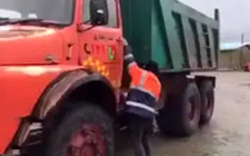 راهدار زن لرستانی: تابستان‌ها خاکبرداری می‌کنم و زمستان‌ها برف‌روبی