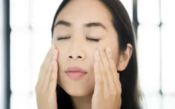 ۵ تمرین یوگای صورت در خانه که معجزه می‌کنند: راز زیبایی و سلامت پوست
