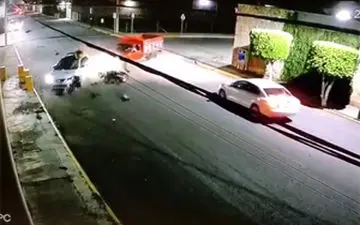 متلاشی شدن موتورسیکلت پس از برخورد با خودروی سواری + فیلم