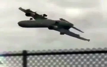 فرود معجزه آسای هواپیمای هنگ کنگ در طوفان شدید 