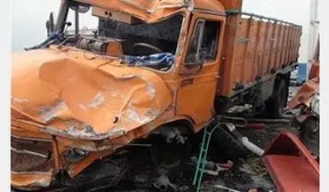 شدت برخورد کامیون‌ها در آزادراه باعث مرگ دو مرد شد