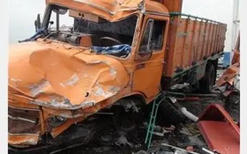 شدت برخورد کامیون‌ها در آزادراه باعث مرگ دو مرد شد