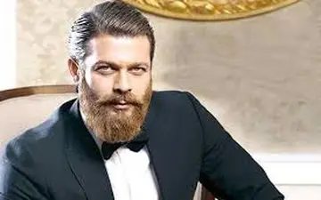 بازیگر مشهور سوار بر موتور لاکچرى! +عکس