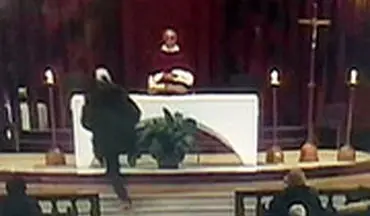  لحظه چاقوخوردن کشیش در کلیسا 