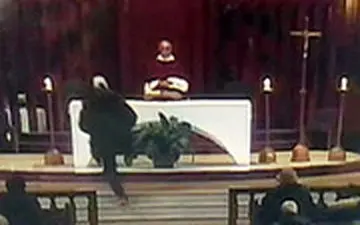  لحظه چاقوخوردن کشیش در کلیسا 