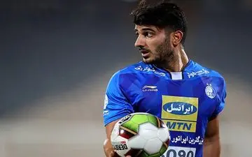 مدافع استقلال در نزدیکی درب خروجی