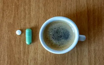 اگر آنتی‌بیوتیک می‌خورید، قهوه را قطع کنید!