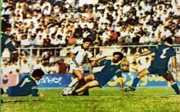 ژنرال استقلالی‌ها در محاصره آبی پوشان (عکس)