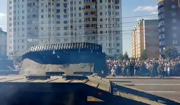 لحظه واژگون شدن تانک در رژه خیابانی! +فیلم 