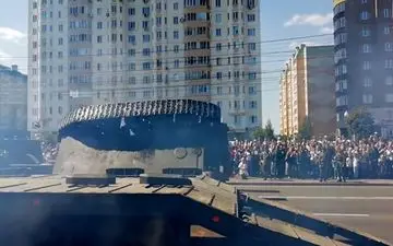 لحظه واژگون شدن تانک در رژه خیابانی! +فیلم 