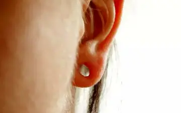 راه‌های پیشگیری از کشیدگی و پارگی سوراخ لاله گوش با گوشواره