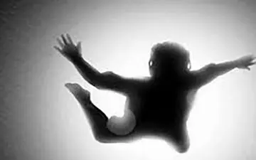 دختر عاشق جلوی چشم مادرش خودکشی کرد!