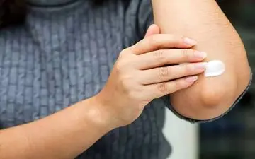 چرا پوست آرنج تیره می‌شود؟/ ۴ راهکار خانگی برای رفع  آن
