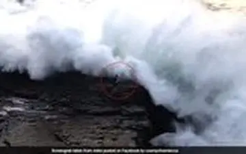 لحظه وحشتناک برخورد موج سهمگین به گردشگر در ساحل 