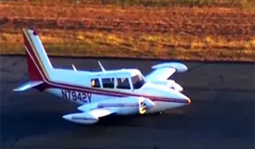 هنرنمایی خلبان در فرود اضطراری هواپیمای دو موتوره + فیلم