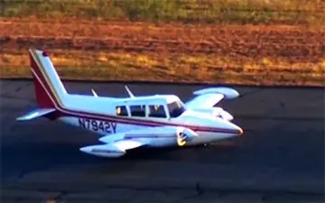 هنرنمایی خلبان در فرود اضطراری هواپیمای دو موتوره + فیلم