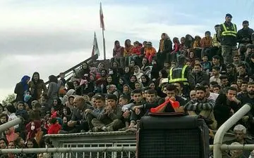 تصویری از زنان کرمانشاهی در ورزشگاه فوتبال/عکس