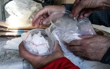 عکسی عجیب از جاسازی ۶۸ پک موادمخدر در شکم مرد جوان