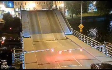 پل مکانیزه دوچرخه سوار زن را بلعید! +فیلم 