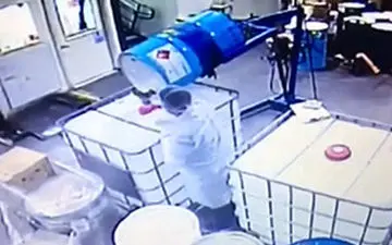 انفجار ناگهانی در کارخانه لوازم آرایشی + فیلم