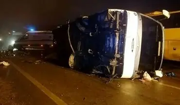 اتوبوس حامل مسافران مشهد به شیراز واژگون شد / انتقال ۱۳ مصدوم به بیمارستان