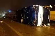 اتوبوس حامل مسافران مشهد به شیراز واژگون شد / انتقال ۱۳ مصدوم به بیمارستان