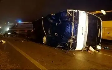 اتوبوس حامل مسافران مشهد به شیراز واژگون شد / انتقال ۱۳ مصدوم به بیمارستان